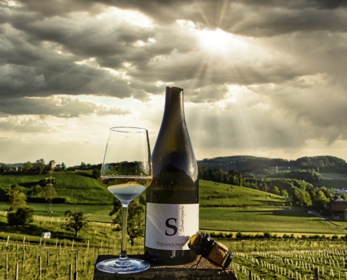 Schwarzperle-Schaumwein