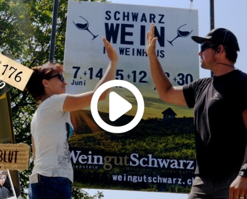 Am Freitag haben wir das erste mal Weinbar mitten im Rebberg und wir müssen noch unbedingt die Plakate kleben. Hast du gewusst, dass man schon früh am Morgen total verschwitzt wird? Es kommt auf die Arbeit an, die man an solch heissen Tagen macht.
