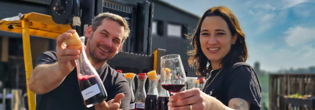 Möchten Sie unsere Weine direkt bei uns im Weingut degustieren? Sehr gerne! Wir freuen uns, Ihnen unsere Bio-Authentisch-Philosophie, den Keller und natürlich unsere Weine persönlich zu zeigen.