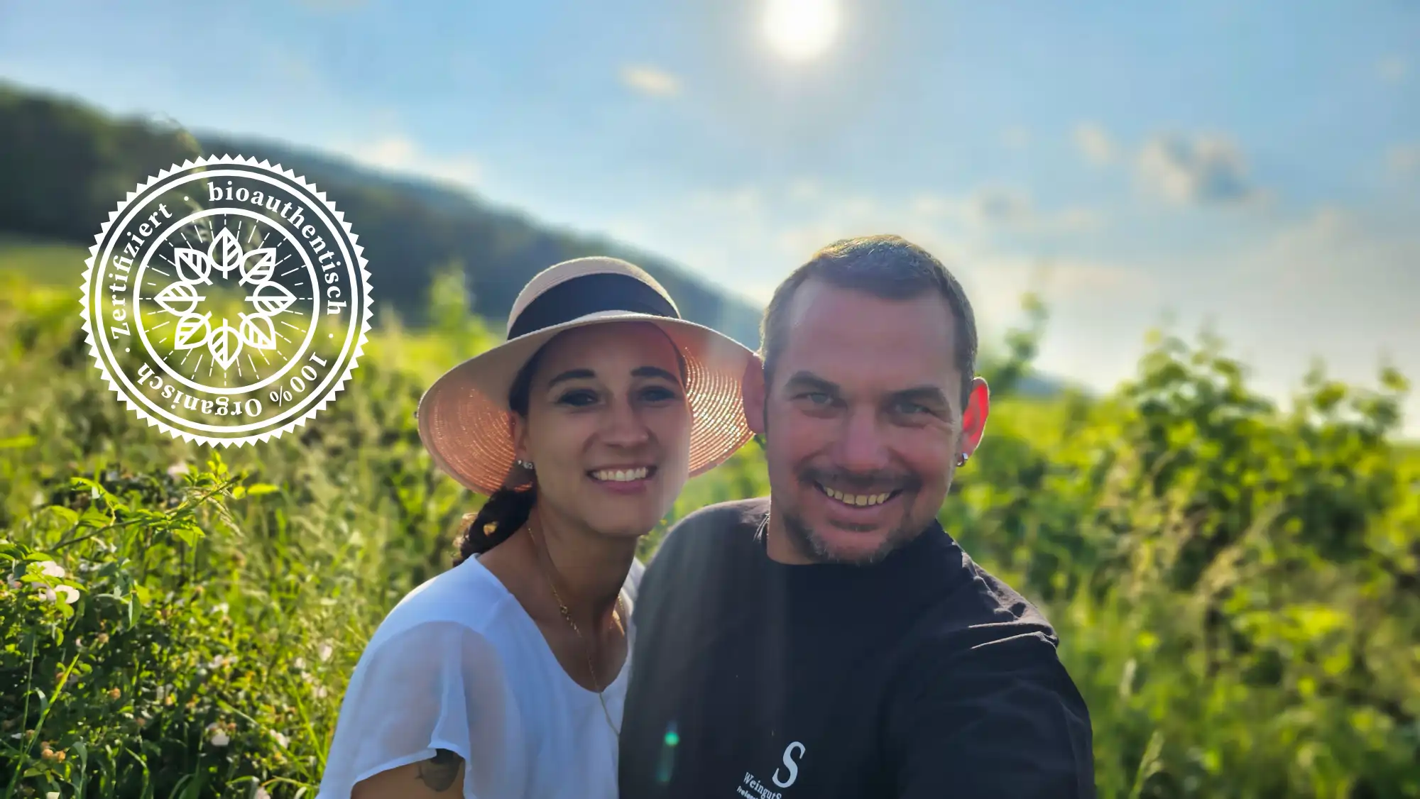 BioAuthentisch Prisca und Andreas Schwarz Es beginnt jedes Jahr gleich: mit Erde unter den Fingernägeln, frischer Morgenluft und dem ersten Blick über die Rebzeilen. Man spürt sofort, dass Weinbau etwas zutiefst Natürliches ist – ein Zusammenspiel von Boden, Wetter, Pflanzen und Menschen. Und genau dort startet unsere Story.